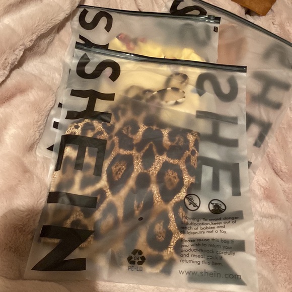 ✨THREE crop tops - Picture 2 of 2